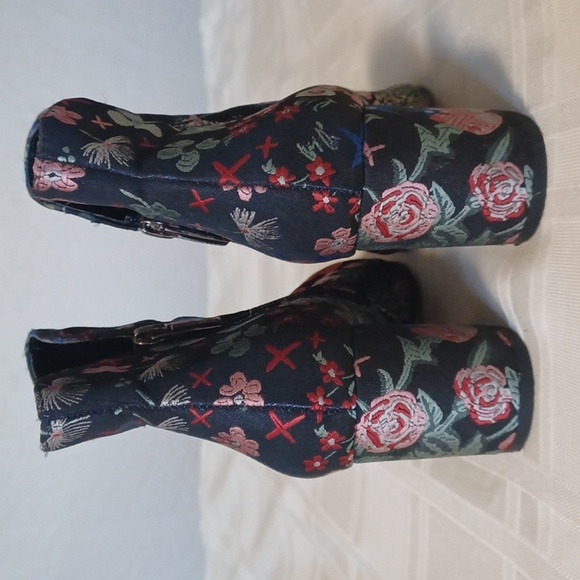 Vince Camuto, Festival Wonderland, Black, Red and Blue Brocade Ankle Bootie 6m - Picture 4 of 9